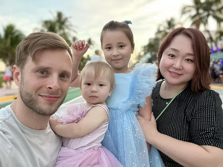 Cash Jordan with his wife Kamata Jordan and daughters Violet & Eliza
